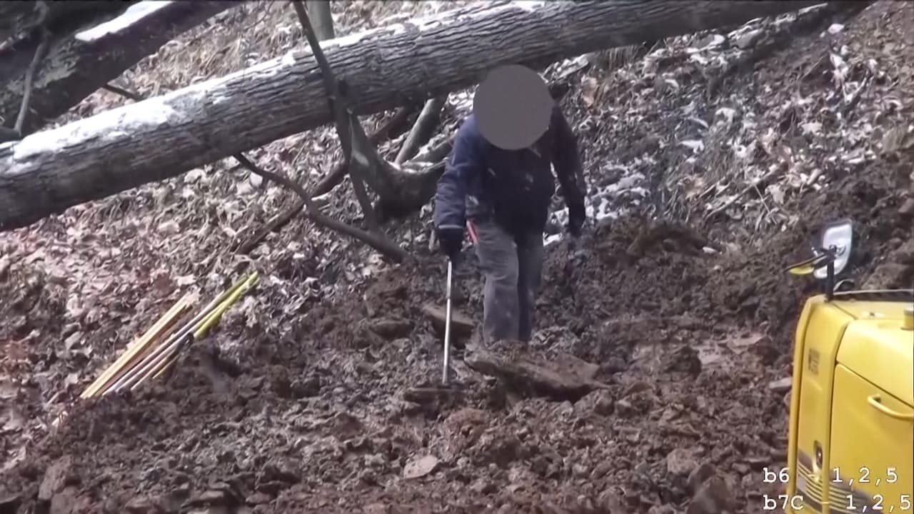 La agencia niega enérgicamente que haya excavado fuera de horario. La orden del FBI para excavar el sitio limitó el trabajo de 6 am a 10 pm y dijo que en las madrugadas se limitaron a 
<b>realizar patrullas nocturnas en vehículos todo terreno</b> para asegurar el sitio.