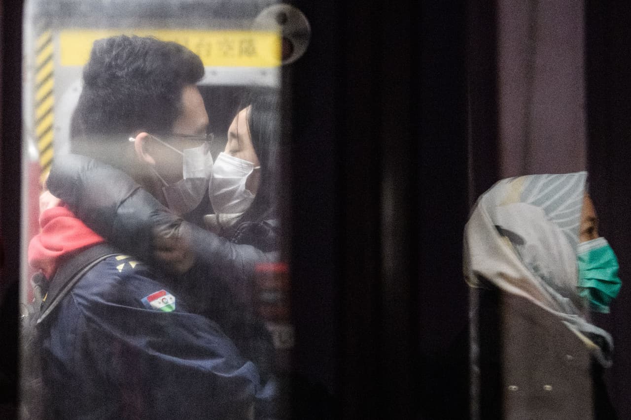 <b>Evitar el contagio, pero también evitar contagiar.</b> Los CDC no recomiendan que las personas saludables usen un tapaboca para protegerse de las enfermedades respiratorias, sin embargo, las máscaras pueden ayudar a que alguien contagiado no esparza el coronavirus. En la fotografía una pareja y otros pasajeros del metro de Hong Kong protegidos con máscaras, el 27 de febrero.