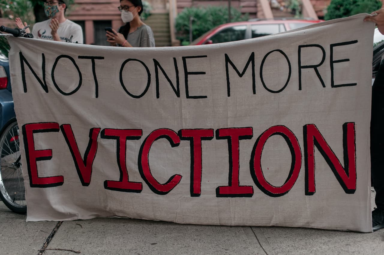 <b>Condado de Santa Clara.</b> La moratoria contra desalojos fue extendida hasta el 
<a href="https://www.sccgov.org/sites/osh/EvictionMoratorium/Pages/home.aspx" target="_blank">31 de agosto</a> y los inquilinos tienen hasta seis meses después de que expire la prohibición para pagar el 50% de su adeudo y hasta 12 meses para cubrir la totalidad de los alquileres atrasados.