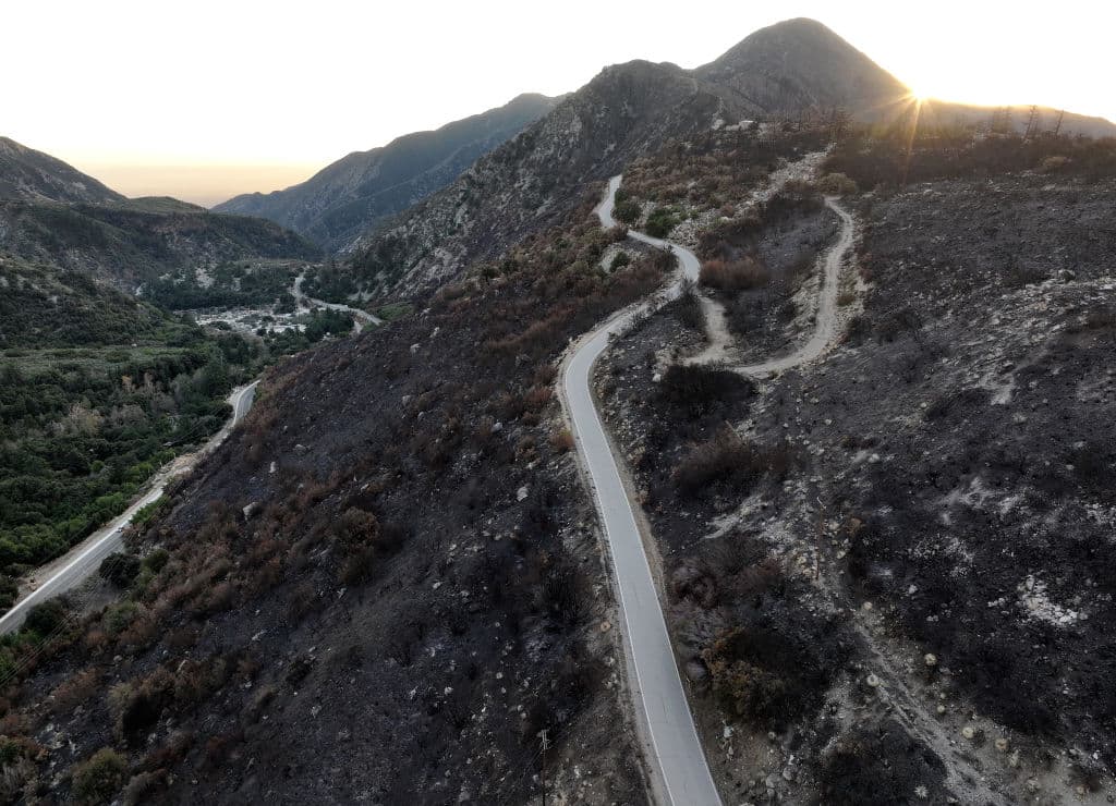 <b>Mount Baldy</b>, uno de los destinos favoritos de
<b> los amantes del senderismo</b> en el sur de California, resultó afectado por 
<b><a href="https://www.facebook.com/watch/?v=568302399192247" target="_blank">el incendio Bridge</a></b>, que el pasado septiembre arrasó con miles de acres de terreno entre 
<b>los condados de San Bernardino y Los Ángeles</b>. Esta foto aérea tomada el 19 de diciembre expone cómo aún luce la zona, en cuya recuperación trabaja el 
<b><a href="https://www.fs.usda.gov/detail/elyunque/about-forest/?cid=FSEPRD693356" target="_blank">Servicio Forestal de los Estados Unidos</a></b>.