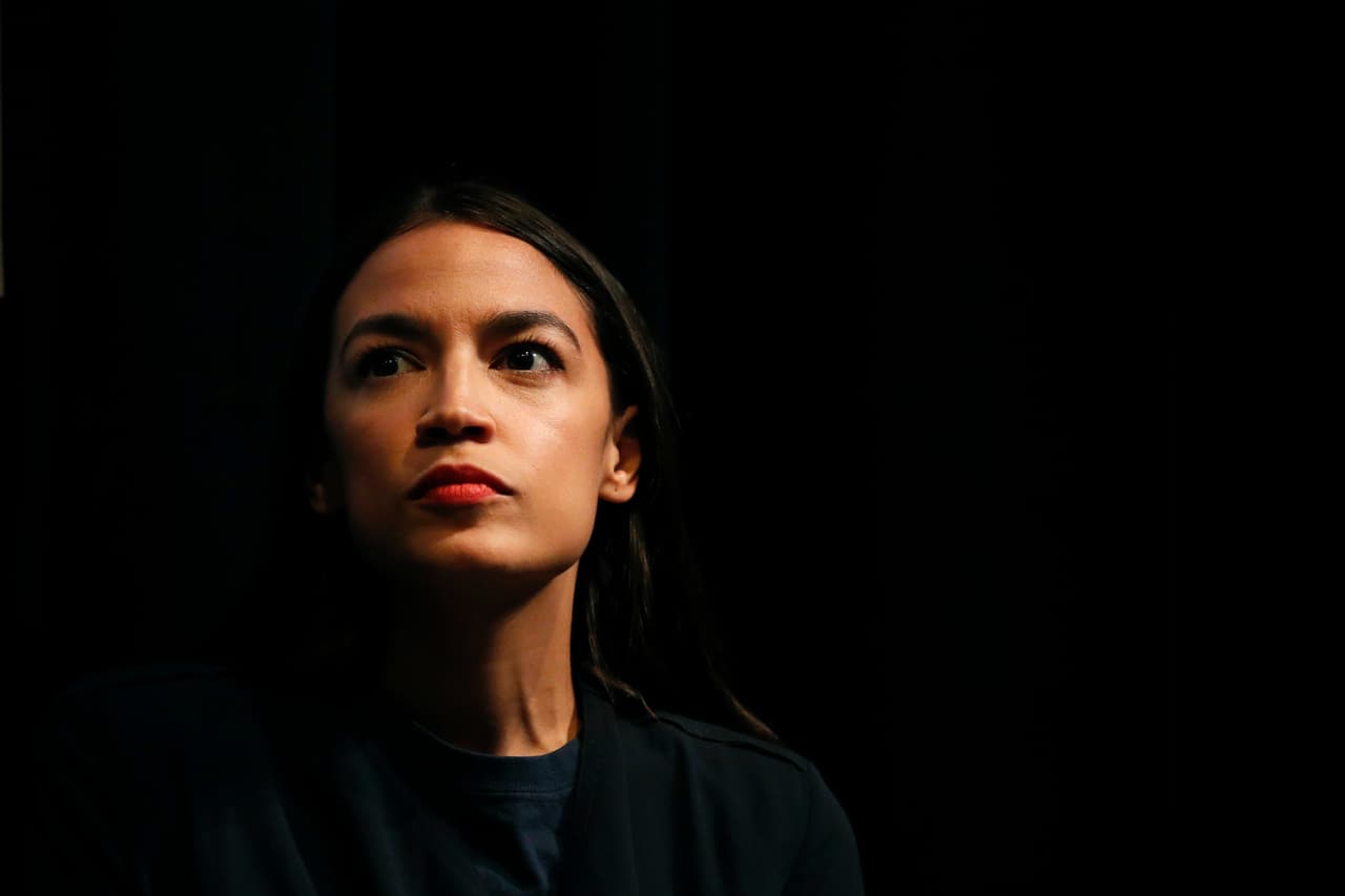 Alexandra Ocasio-Cortez presenta artículos de impeachment contra los jueces Clarence Thomas y Samuel Alito de la Suprema Corte
