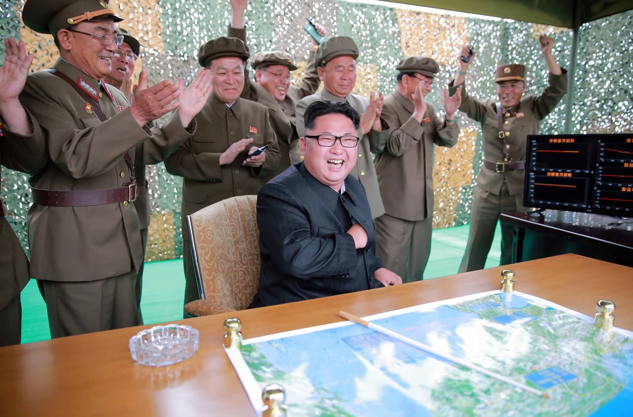 <b>Ovación Militar. </b>Kim Jong-Un es aplaudido por militares luego de una prueba de lanzamiento de misiles de medio y largo alcance en un lugar no identificado de Corea del Norte el 23 de junio de 2016. El 29 de marzo de 2013, el máximo mandatario norcoreano había declarado el "Estado de guerra" a Corea del Sur, aumentando las posibilidades de una guerra nuclear.