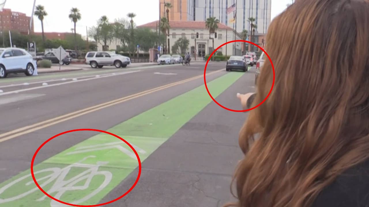 Vivian Padilla trabaja en el Departamento de Calles y Transporte de Phoenix y nos explica lo que automovilistas y ciclistas deben saber. “Este conductor que está cruzando… 
<b>ahí es para el carro</b>. Pero en 
<b>la marca verde significa que también es un carril para las bicicletas</b>. Lo que se hace aquí es que los carros lo usan, pero si ves a alguien en una bicicleta 
<b>debes mantener los 5 pies de distancia</b> para asegurarte que hay bastante espacio de seguridad”, 
<b>explica Vivian Padilla del departamento de Calles y Transporte de <a href="https://www.univision.com/temas/phoenix">la ciudad de Phoenix. </a></b>
<br>