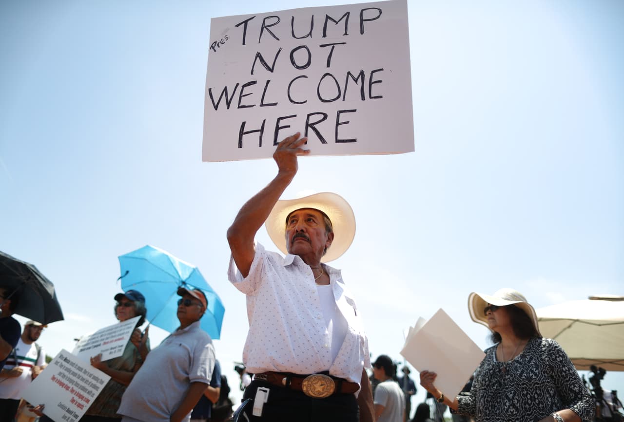 <b>“Trump no es bienvenido aquí”</b>. Miguel de Anda, nacido en El Paso, Texas, protesta contra el presidente Trump después de que 
<a href="https://www.univision.com/noticias/tiroteos/en-fotos-el-mortal-tiroteo-en-un-walmart-de-el-paso-que-la-policia-investiga-como-un-crimen-de-odio-fotos">un hombre asesinase a 22 personas</a> en una tienda Walmart de esa ciudad. Minutos antes del tiroteo el atacante publicó en internet un manifiesto que reproduce conceptos similares a la retórica anti-inmigrante del presidente Trump.