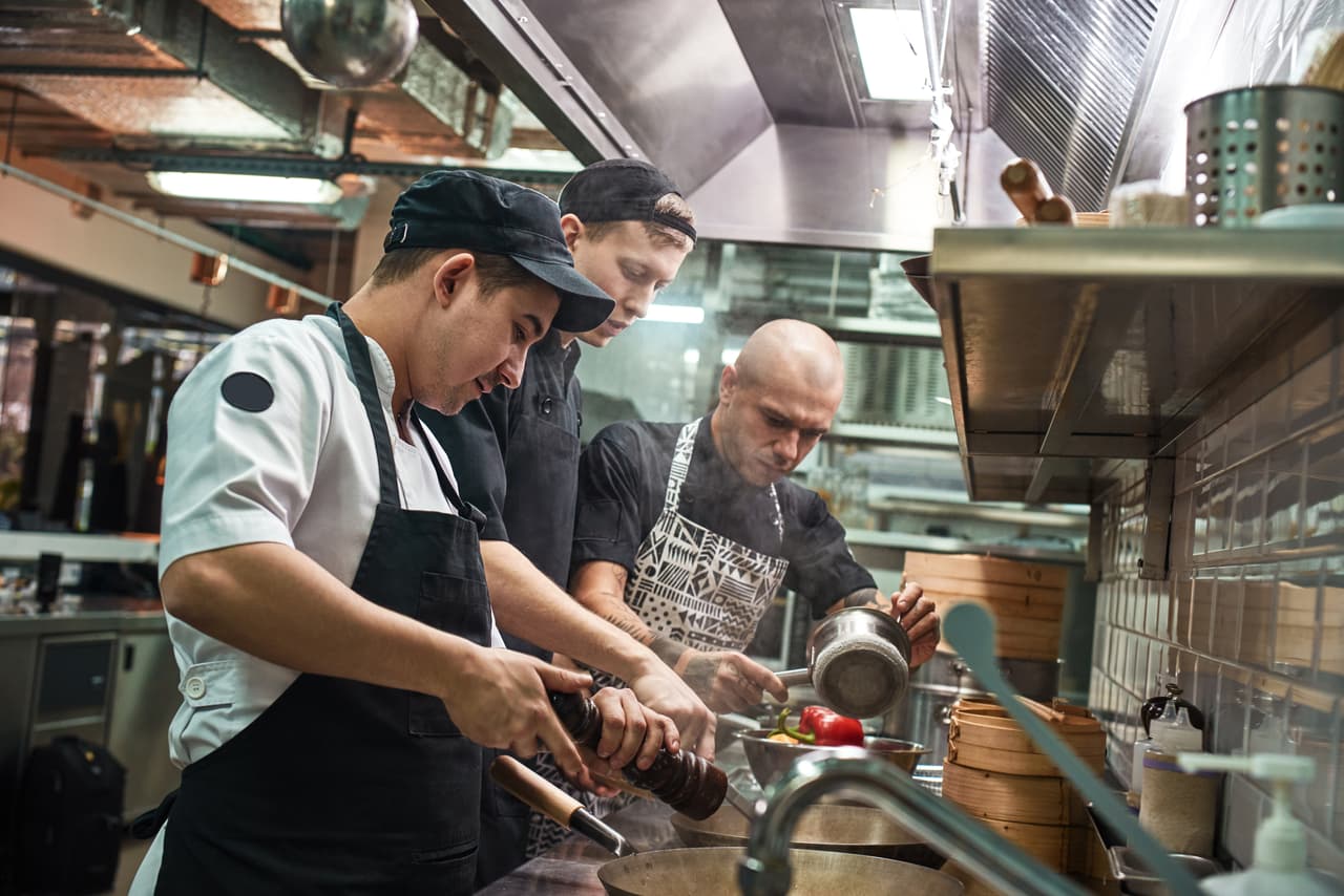 <b>Puesto 6. Cocineros (empate).</b>
<br>
<br>Salario anual promedio: 26,520 dólares.
<br>
<br>Número total de trabajadores en 2020: 1,026,000.
<br>
<br>Proyección del cambio en la cantidad de personas en este empleo de 2019 a 2029: +10.0%.
<br>
<br>Empleados en este oficio con licenciatura universitaria: no hay datos disponibles.
<br>
<br>Se proyecta que este trabajo crecerá más del doble durante la próxima década. A medida que aumenta la población y los ingresos en Estados Unidos, se espera que también aumente el consumo en restaurantes.
<br>