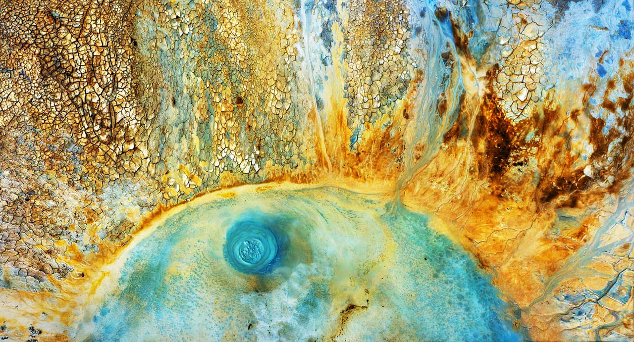 <b>‘Surya’</b>
<br>
<br>“El Valle de los Volcanes de Lodo está en riesgo debido al cambio climático y la actividad humana”, explicó el concurso sobre esta imagen finalista tomada en la península de Crimea. 
<br>
<br>Según los organizadores, el premio Fotógrafo Ambiental del Año “proporciona una plataforma internacional para crear conciencia sobre los problemas ambientales que ponen en riesgo nuestro planeta”. En 2021 recibió más de 7,000 imágenes de 120 países.
<br>