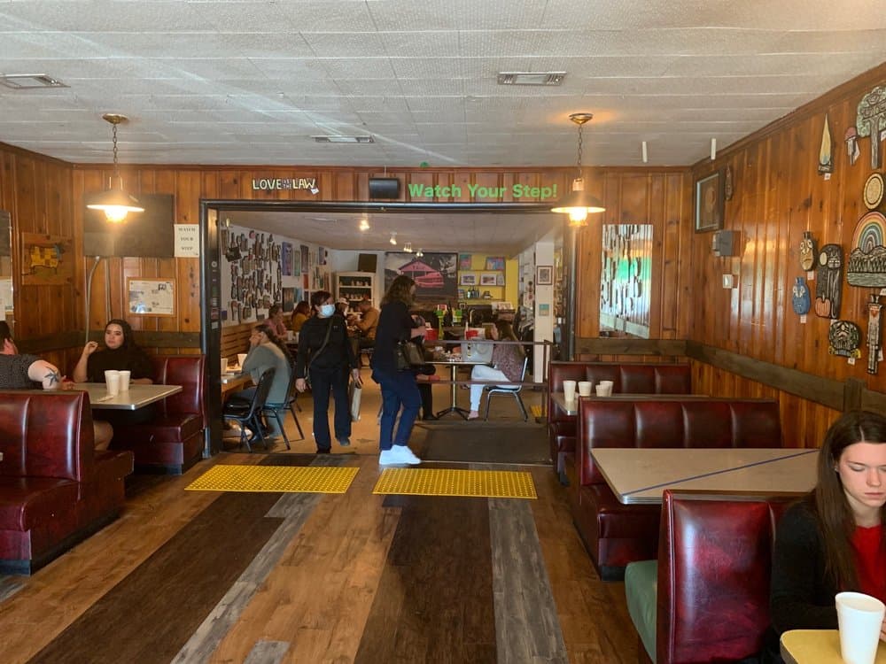 <b>Homegrown </b>
<br>Dirección: 968 Memorial Dr SE. Atlanta, GA. 30316
<br>Teléfono: (404) 222-0455
<br>Sitio web: 
<a href="http://www.homegrownga.com/">http://www.homegrownga.com/</a> 
<br>
<b><a href="https://www.yelp.com/map/home-grown-atlanta">Cómo llegar</a></b>
<br>
<br>Homegrown es uno de los restaurantes más queridos de todo Atlanta. Tiene un aire sureño de la vieja escuela pero cuenta con un sentido de modernidad gracias a las exhibiciones de arte local que se venden y reemplazan constantemente. Entre las producciones que se han filmado aquí están: Drumline: A New Beat, Only, P-Valley, Jerry & Marge Go Large y Tell Me Lies.