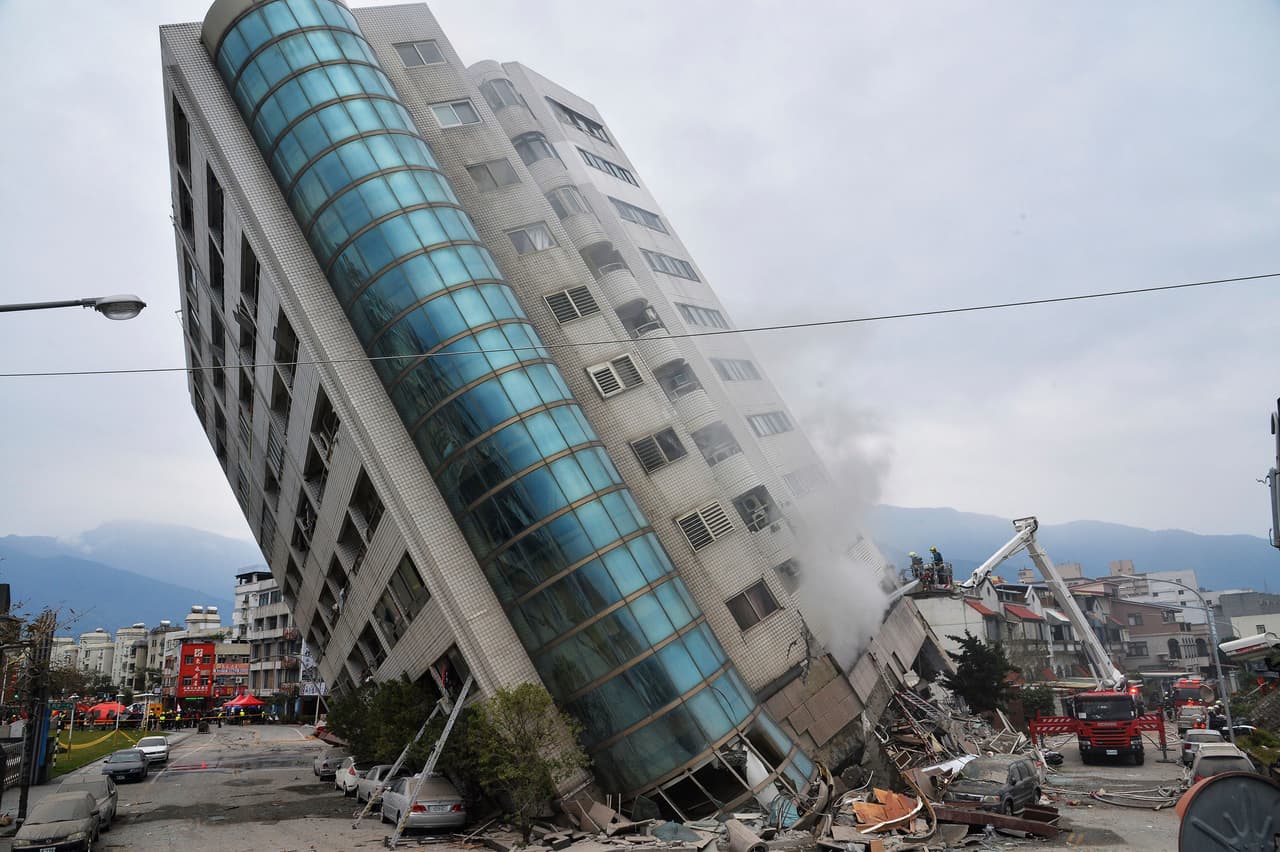 Un edificio residencial tendido sobre parte de su primera planta derribada luego de un sismo en Hualien, en el sur de Taiwán, el 7 de febrero de 2018. (Central News Agency via AP)