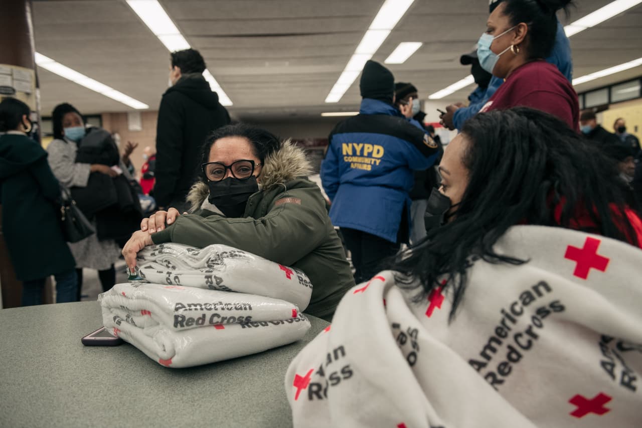 <b><a href="https://www.univision.com/local/nueva-york-wxtv/cruz-roja-recibira-donativos-para-las-familias-que-lo-perdieron-todo-durante-el-incendio-en-el-bronx-video">La Cruz Roja Americana comenzó a reunir a quienes quedaron sin techo</a></b> en la cafetería de una escuela cercana. Algunos de ellos recibieron mantas mientras esperaban para ser orientados.