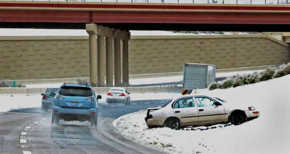 Mi auto se averió en medio de la tormenta invernal. 
<b>¿Dónde puedo pedir ayuda?</b>
<br>
<br>Sí. Debe ser elegible. El hogar solo debe tener un automóvil para el uso diario y debe estar asegurado.
<br>
<br>De haber dos carros o más en su hogar, no podrá obtener la ayuda que FEMA ofrece.
<br>