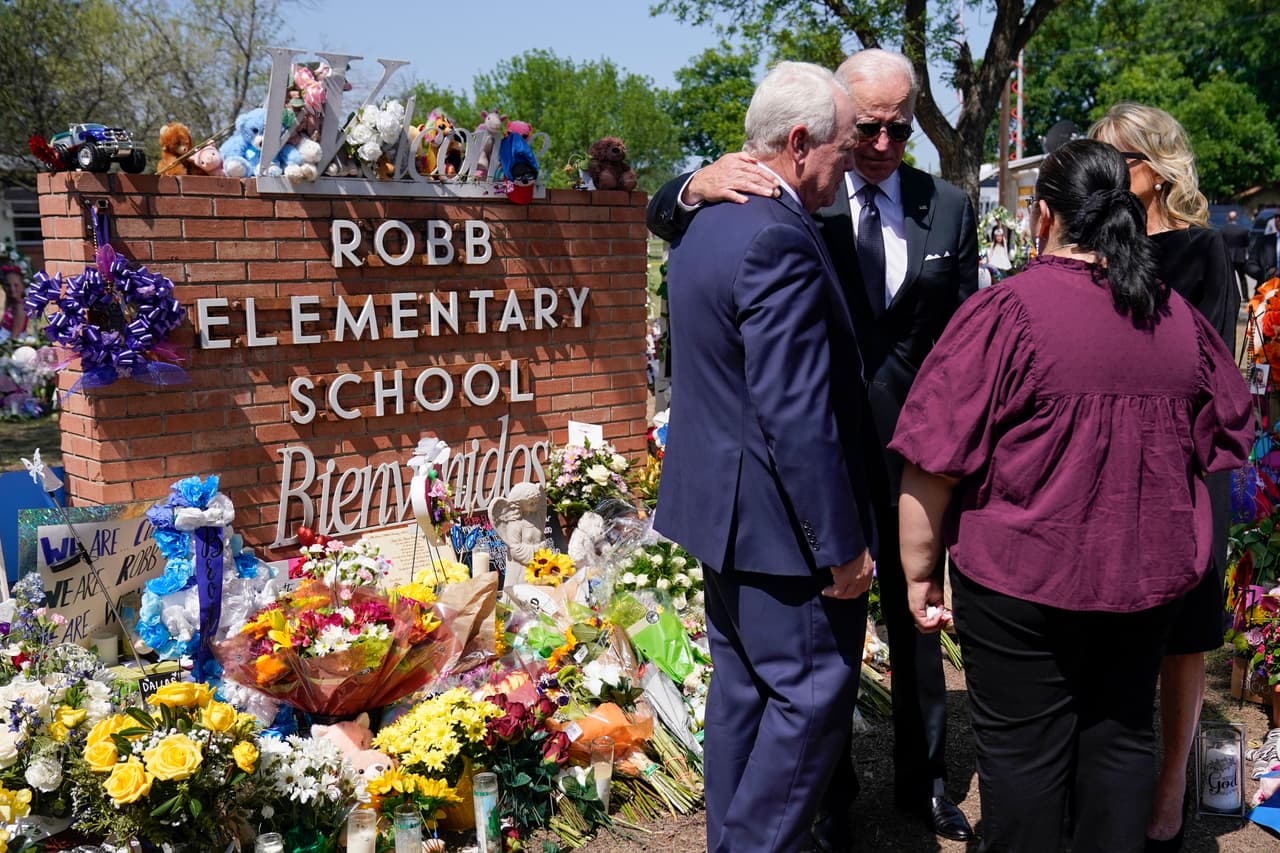 Biden junto a la directora de Escuela Primaria Robb y el superintendente Hal Harrell.