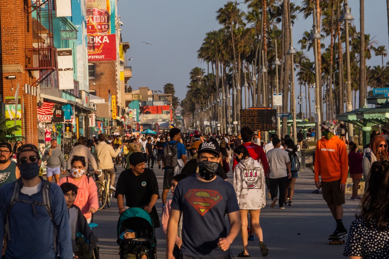 Por su parte, el concejal Boin solicitó un estudio de viabilidad para crear campamentos de viviendas temporales para indigentes en lotes de estacionamientos de las playas en la zona oeste de Los Ángeles.