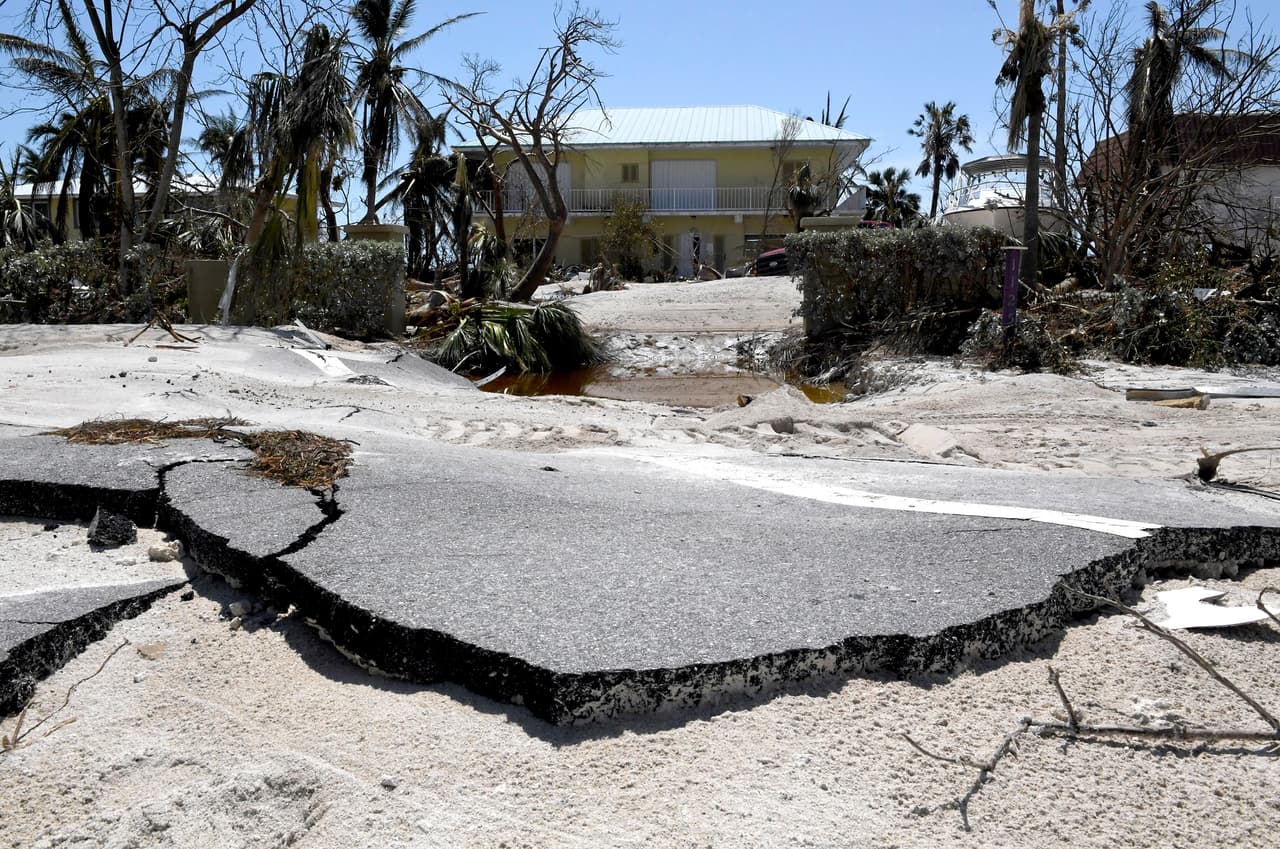 Una carretera doblada por la fuerza del huracán Irma. Además de arrancarle pedazos de pavimento, los vientos llenaron la vía de arena sobre Long Beach Drive en Big Pine Key haciendo la carretera intransitable.
