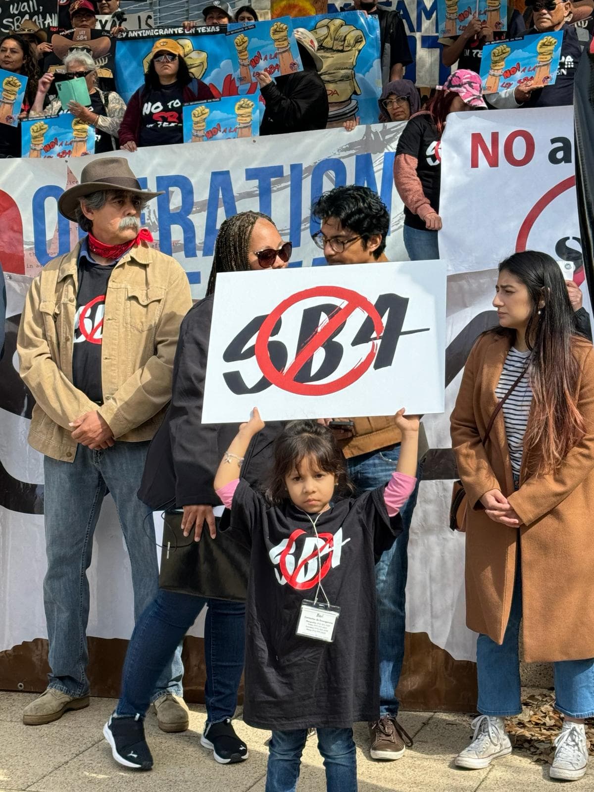 En la manifestación también hubo varias familias y niños inmigrantes 
<b>protestando contra la Ley SB-4</b>.