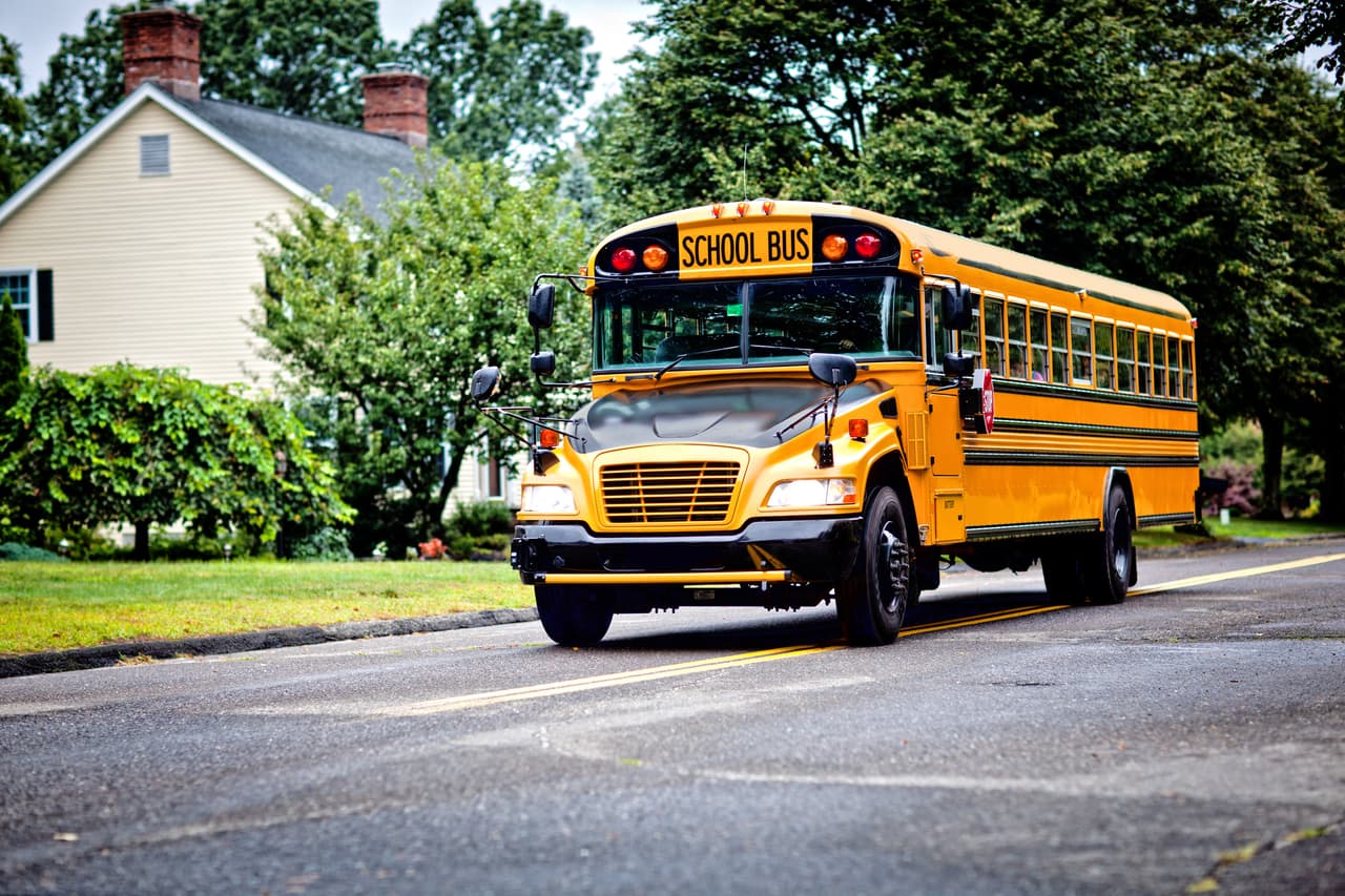 <b>TRANSPORTE</b>
<br>Los estudiantes que usan el transporte del distrito escolar deben cumplir con las siguientes reglas:
<br>
<br>· Las familias realizan una evaluación diaria de sus hijos en casa, antes de que sus hijos se vayan a la escuela.
<br>
<br>· Se requiere el uso de máscaras al viajar en un autobús escolar, camioneta o sedán / cabina
<br>
<br>· Se aplicará desinfectante de manos en las manos de los niños antes de abordar el vehículo.
<br>
<br>· Se asignarán asientos y se implementará el distanciamiento social.
<br>
<br>· Se implementarán procedimientos revisados para la carga y descarga.
<br>
<br>· Se seguirán los protocolos de limpieza mejorados.
<br>
<br>· Se implementarán procedimientos revisados para la carga y descarga.
<br>
<br>· Se seguirán los protocolos de limpieza mejorados.
<br>
<br>Los 
<a href="https://www.univision.com/local/philadelphia-wuvp/coronavirus-si-no-utilizas-una-mascarilla-no-podras-utilizar-el-transporte-septa">estudiantes que usan SEPTA </a>deben seguir las pautas de la agencia de tránsito, que incluye el uso de cubiertas faciales mientras viajan. El distanciamiento social también debe practicarse. El distrito dijo que está trabajando con SEPTA para identificar más oportunidades para la seguridad de los estudiantes.
<br>