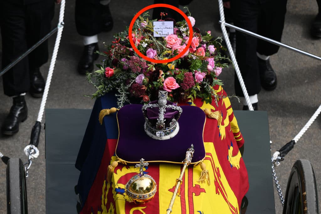 <h3 class="cms-H3-H3">Qué decía el único mensaje sobre el féretro de la reina Isabel II</h3>
<br>
<br>Entre los símbolos del poder real y la guirnalda de flores que estaba en el tope de la urna, estaba una pequeña nota, 
<b>un mensaje de despedida del rey Carlos III que simplemente decía: “En memoria amorosa y devota. Carlos R.”</b>
<br>
<br>
<b>Es la primera vez que Carlos ha usado la "R" para identificarse a sí mismo. Es la inicial de "Rex", que en latín significa rey y es cómo los soberanos británicos firman la correspondencia. Su madre, la reina Isabel II firmaba como "Elizabeth R". para "Regina", o reina.</b>
<br>
<br>Las notas personales en los ataúdes en funerales públicos es una tradición no oficial de la familia real británica. Anteriormente, la reina dejó notas sobre los ataúdes de su madre, Isabel, la reina madre, quien murió en 2002, y de su esposo, el príncipe Felipe, quien murió el año pasado.