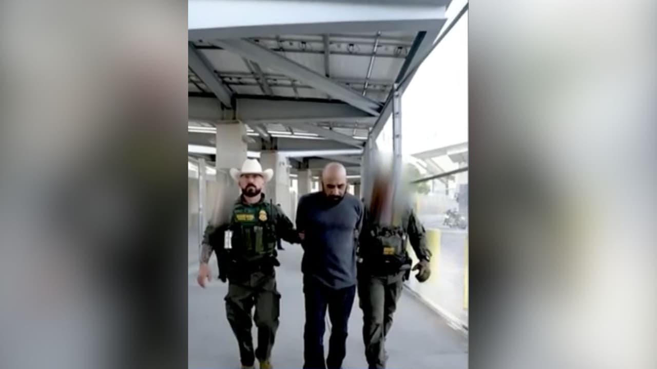 Arrestan a hombre que lanzó piedras a agentes y vehículos de ICE durante una protesta en Los Ángeles