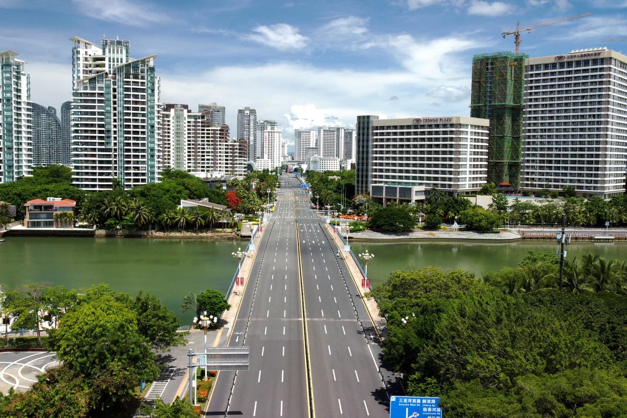 Foto de las calles desiertas en la isla de Hainan. 
<b>Las autoridades ferroviarias prohibieron las ventas de boletos en Sanya y todos los vuelos fueron cancelados el sábado.</b>
<br>
<br>