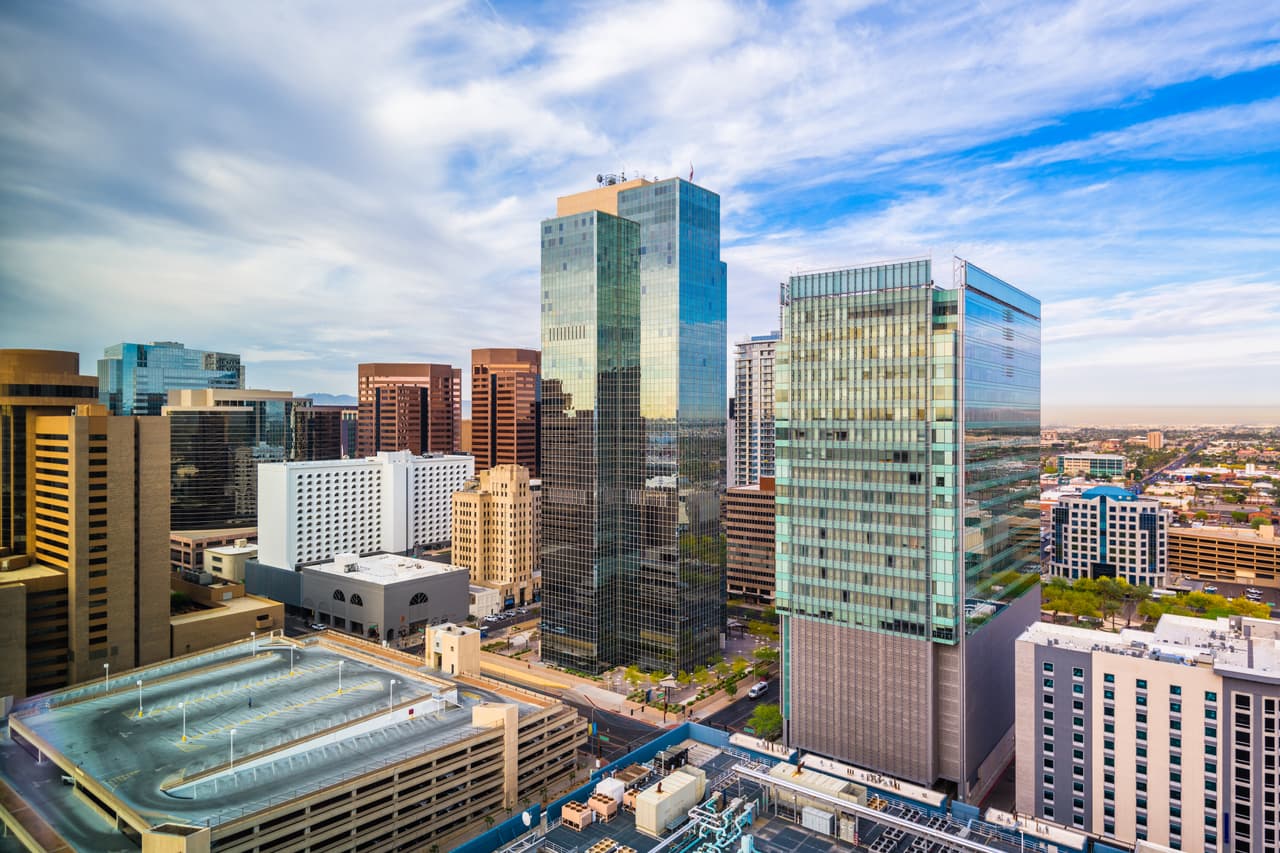 <h3 class="cms-H3-H3">6. Phoenix. Arizona</h3>
<br>
<br>🏠 
<b>Porcentaje por encima de su valor esperado:</b> 57,9%
<br>
<br>🏠 
<b>Valor promedio de una casa:</b> $466,170
<br>
<br>🏠 
<b>Valor esperado de una casa: </b>$295,165
<br>