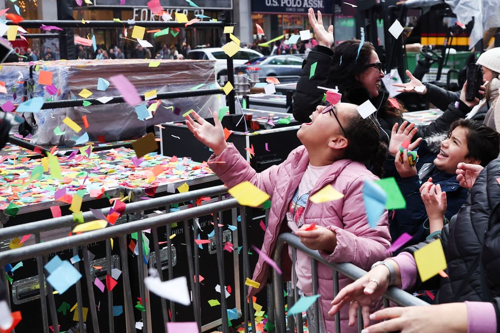 El material incluye los deseos escritos por visitantes en el Wishing Wall y a través de la plataforma digital, una tradición que conecta a personas de todo el mundo con la celebración neoyorquina.