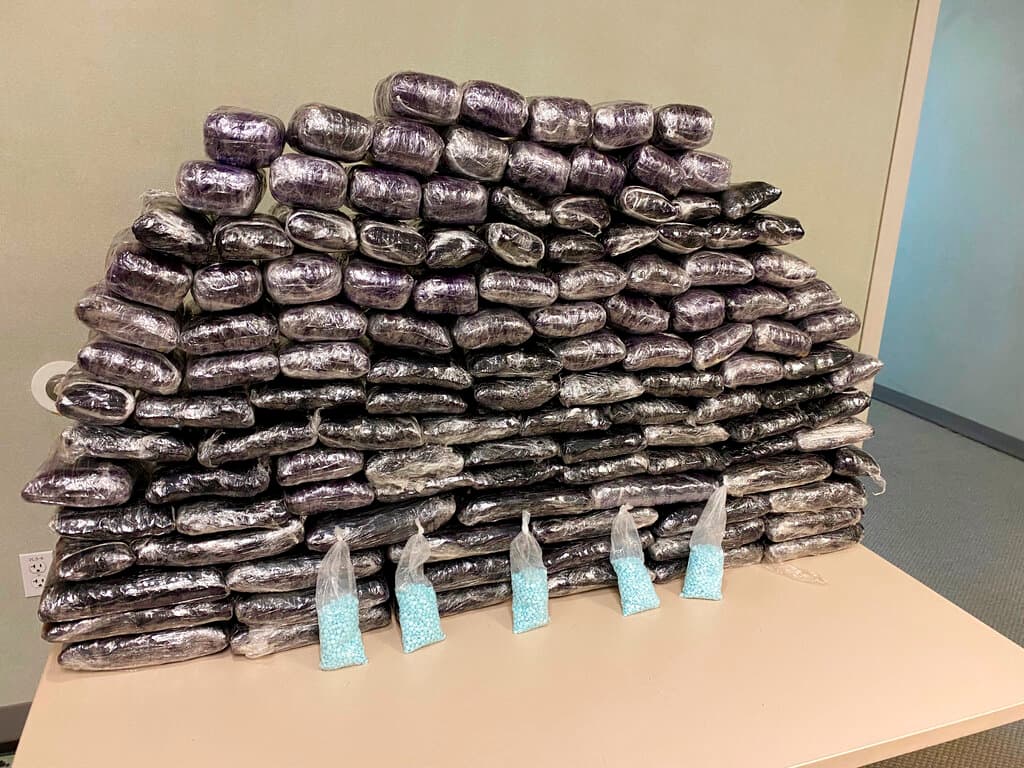 Sin embargo, el 
<b>fentanilo fabricado ilícitamente</b> "se distribuye a través de los mercados ilegales de drogas por su efecto similar al de la heroína. A menudo se agrega a otras drogas debido a su extrema potencia, lo que hace que las drogas sean más baratas, más poderosas, más adictivas y más peligrosas", según los CDC.