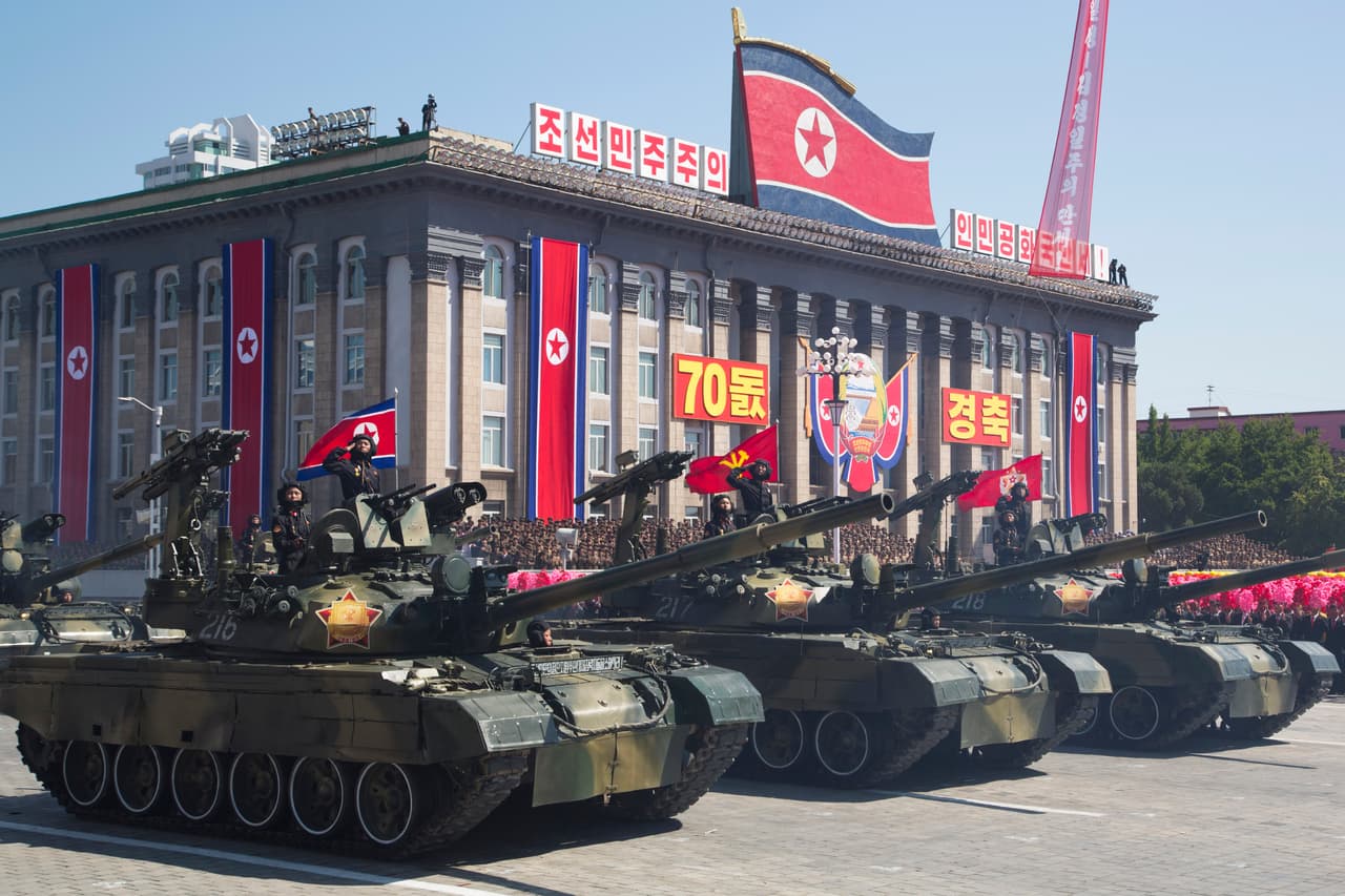 Los esfuerzos de Kim para aliviar la tensión con el presidente Donald Trump han llegado a un punto muerto, luego que ambos tuvieran una cumbre en junio en Singapur. Ambos lados ahora insisten en comenzar las negociaciones de otra manera. Washington quiere que Kim se comprometa a la desnuclearización primero, pero Pyongyang quiere que se garantice su seguridad y un acuerdo de paz poniendo fin de manera formal a la Guerra de Corea.
