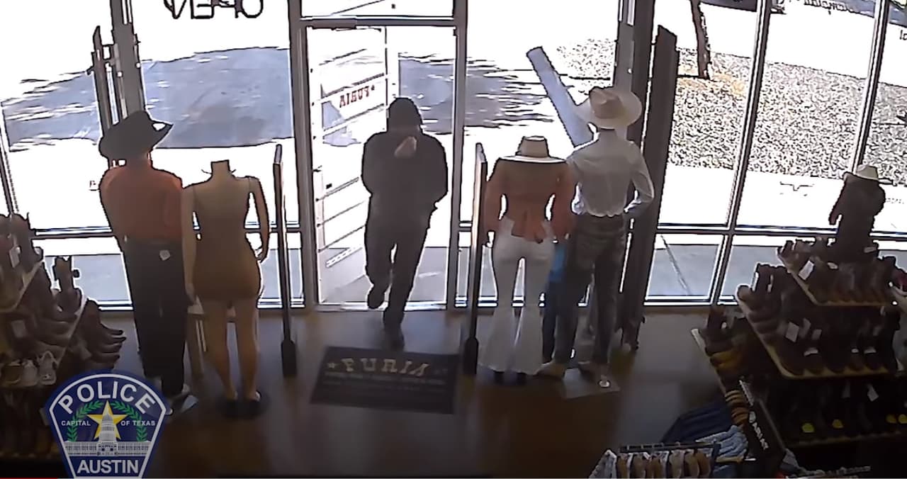 Al entrar, el hombre se subió una funda para taparse la cara inmediatamente antes de comenzar con el asalto.