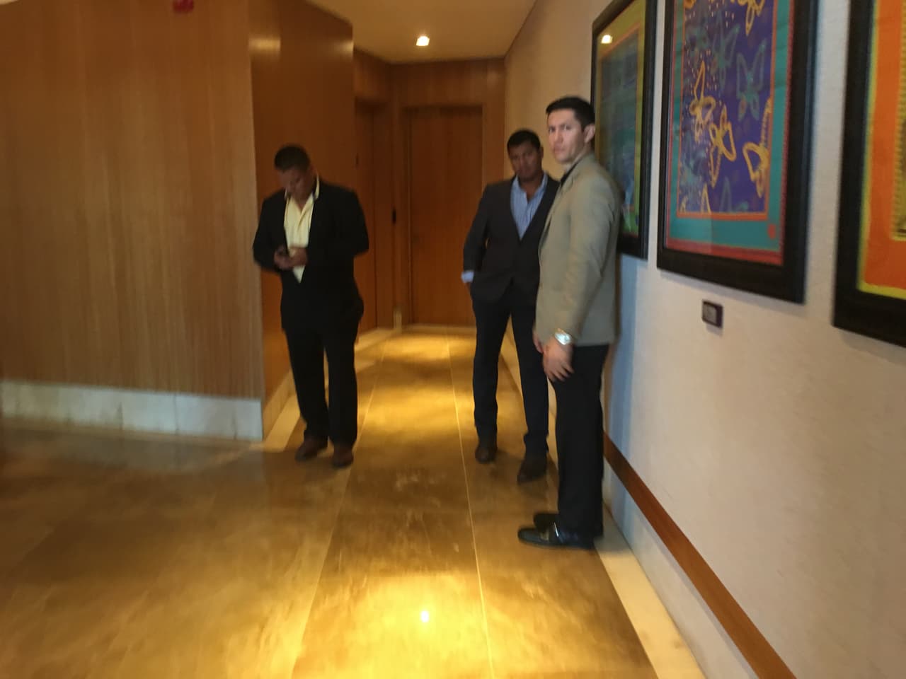 Los guardias de seguridad del hotel Trump resguardando la entrada de la oficina de la administración. Esta semana hubo un altercado en las instalaciones cuando ellos negaron el acceso a los dueños que buscaban los estados financieros.