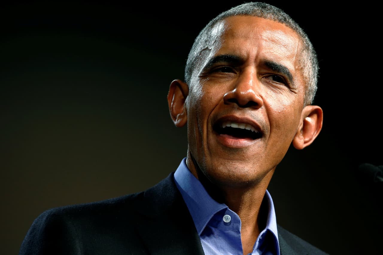 <b>Obama nació en Kenia</b>
<br>Esta es una de las 
<a href="http://www.univision.com/noticias/elecciones-2016/quien-empezo-el-rumor-de-que-obama-no-nacio-en-estados-unidos">patrañas más sonadas del presidente Trump</a>, que durante años repitió insistentemente en que Obama había nacido en Kenia, en lugar de Honolulu (Hawaii), como es el caso. Otras versiones de esta peregrina teoría se refieren a que el expresidente fue educado en una “madrassa” musulmana en Indonesia, 
<b>indoctrinado en ideología musulmana extremista desde niño</b>.