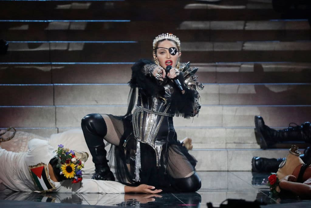 En la segunda posición está Madonna, que a sus 62 años se mantiene vigente y tiene una fortuna avaluada a los $1,200 millones de dólares, siendo la cantante femenina más taquillera de la historia.