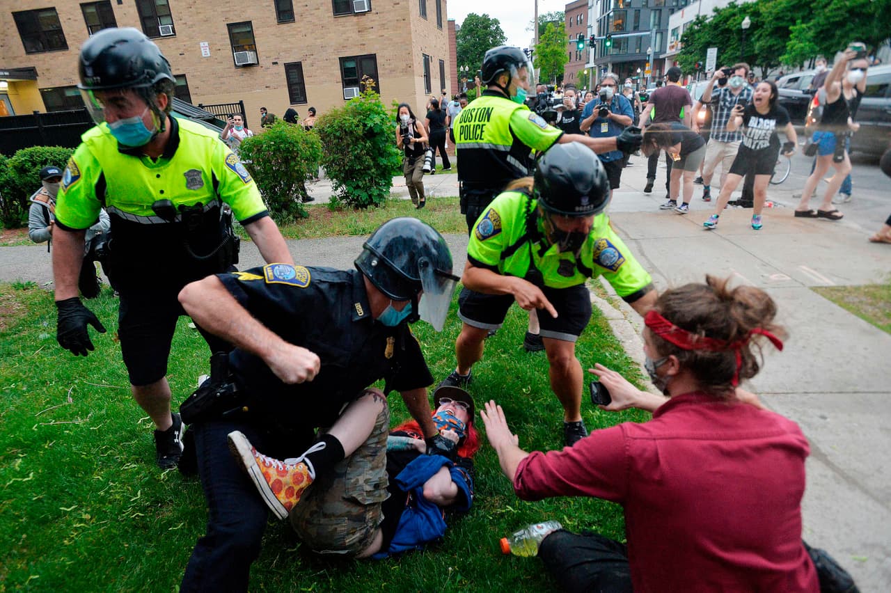 Al día siguiente ya había protestas en otras ciudades, bajo la consigna ‘Black Lives Matter’ (‘Las vidas afroestadounidenses importan’) y algunas se tornaron violentas. Desde el comienzo Trump manifestó su apoyo a los cuerpos policiales, lo que avivó la tensión política. En la fotografía policías y manifestantes luchando cuerpo a cuerpo en Boston, Massachusetts. 29 de mayo