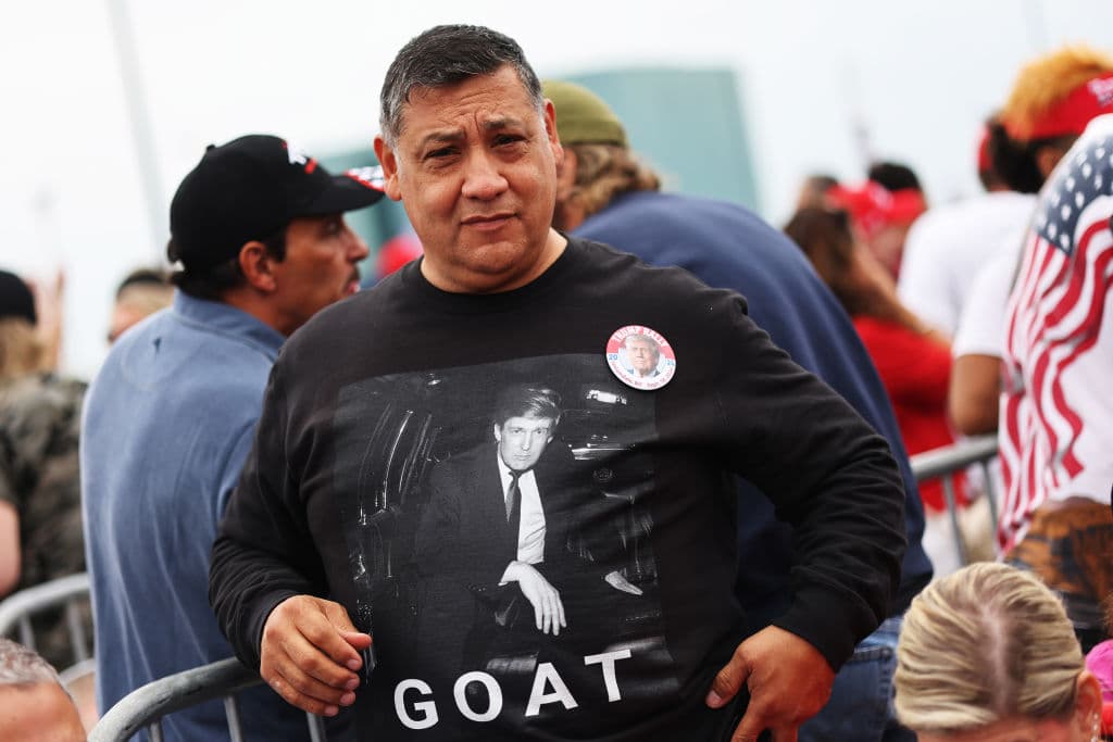 Miembros de organizaciones latinas pro-Trump mostraron su apoyo con playeras y pancartas.