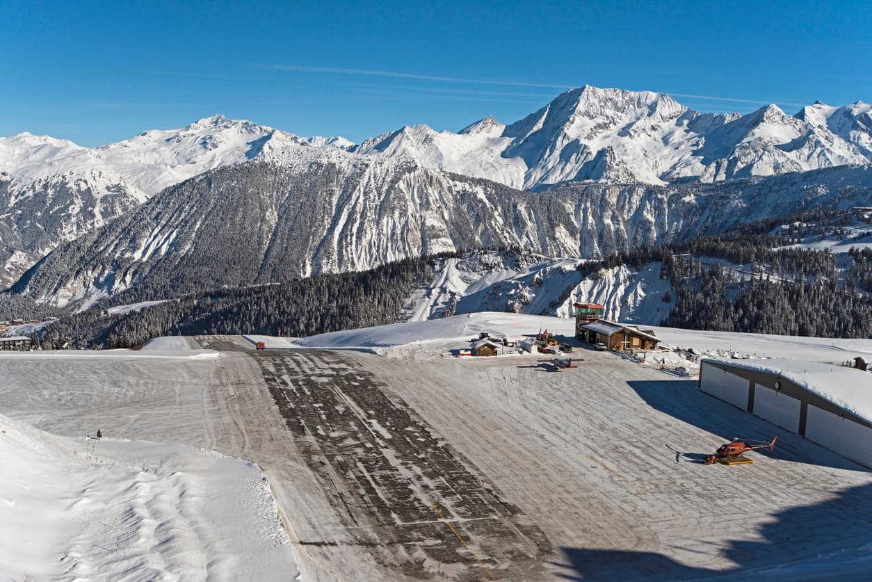 <h3 class="cms-H3-H3">Aeropuerto de Courchevel (CVF), Francia</h3>
<br>
<br>Es conocido por tener una de las pistas más cortas del mundo con solo 537 metros. Es usado por las personas que llegan a esquiar en los Alpes y por lo tanto se encuentra en medio de las montañas. 
<br>
<br>Para aterrizar, los pilotos también necesitan hacer maniobras en ángulos agudos para que el avión disminuya la velocidad.
<br>