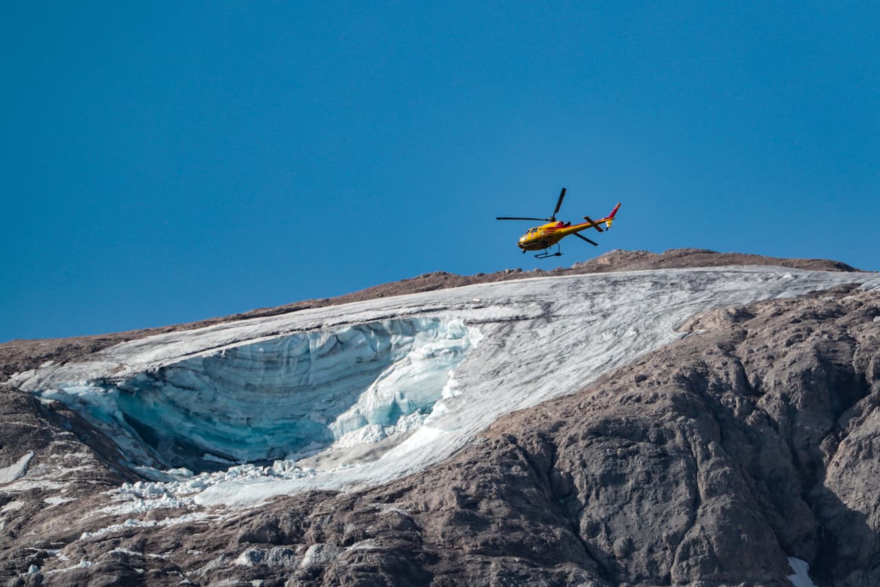 <h3 class="cms-H3-H3">3. Monte Marmolada, Italia</h3>
<br>
<br>El monte Marmolada, que se eleva a 3,343 metros y se sitúa en el noreste de Italia, tiene glaciares que también son objeto del estudio. 
<a href="https://www.univision.com/noticias/mundo/pedazo-trozo-glaciar-mata-personas-italia">Partes del glaciar colapsaron en julio debido a las temperaturas récord registradas en Europa durante 2023.</a> La avalancha provocada por el desprendimiento mató a seis personas. 
<br>