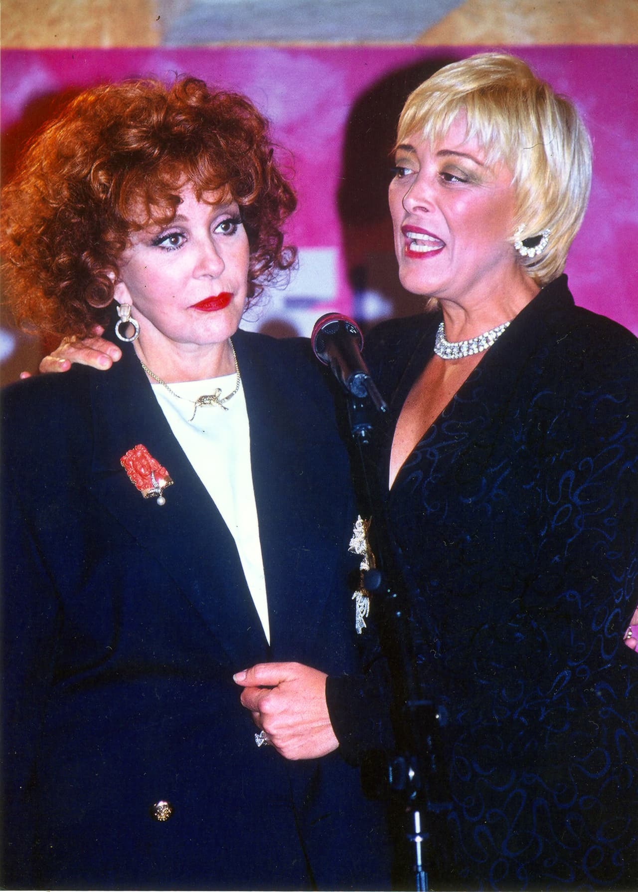 Por si lo anterior no bastara, también en los 80, Silvia Pinal y su primogénita se vieron 
<a href="https://www.univision.com/famosos/el-es-el-hombre-por-el-que-sylvia-pasquel-y-silvia-pinal-se-enfrentaron-y-que-frida-sofia-les-recordo-fotos">envueltas en un triángulo amoroso. </a>