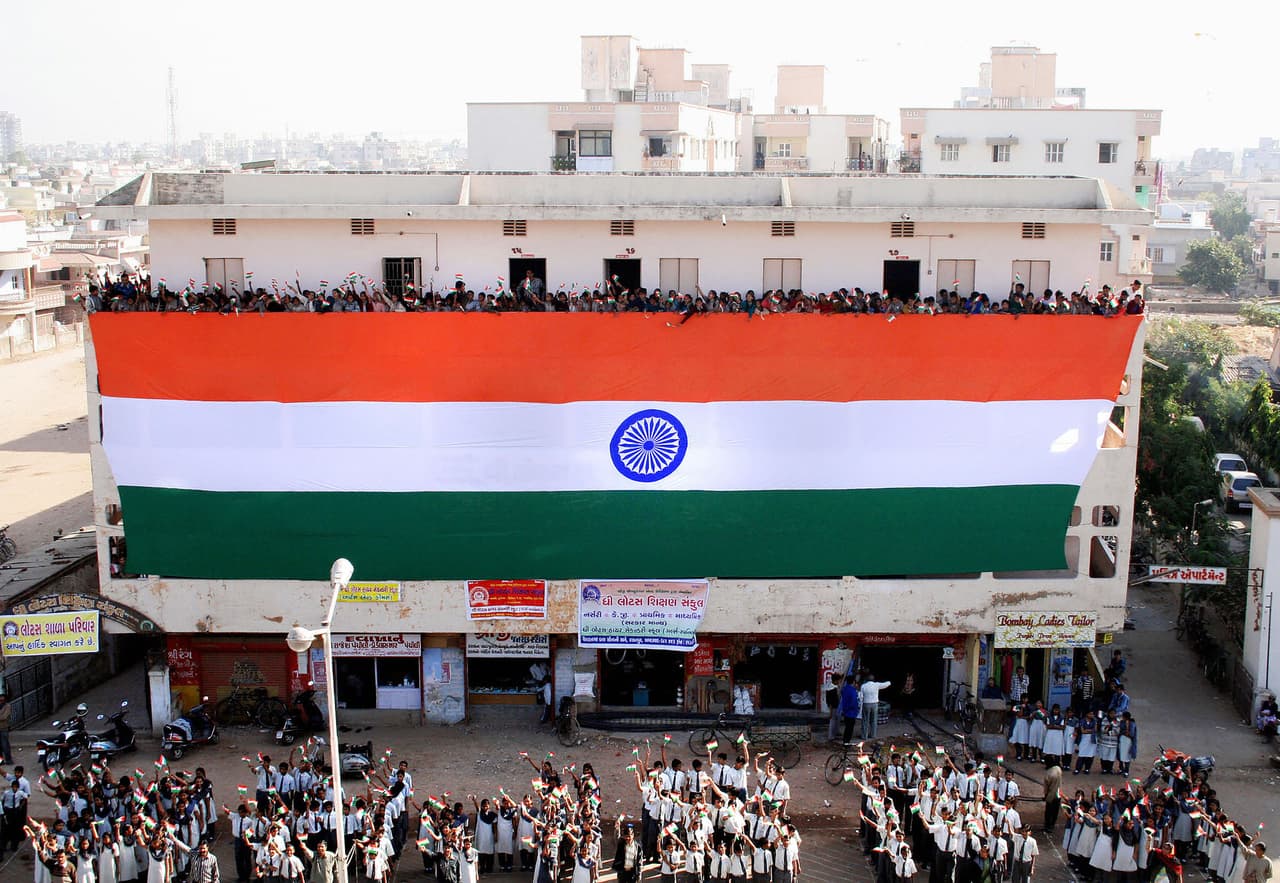 <b>Puesto 167. Ahmedabad (India)</b>
<br>
<br>
<b>Indice WCOL: 37</b>
<br>
<br>Al igual que 
<a href="https://www.univision.com/noticias/dinero/causas-inflacion-alta-estados-unidos"><u>otros análisis económicos</u></a>, el estudio de EUI encontró una relación entre los problemas de la cadena de suministro, las variaciones en el valor de las monedas locales y el cambio de hábito en los consumidores en el aumento de los precios de las materias primas y otros bienes.