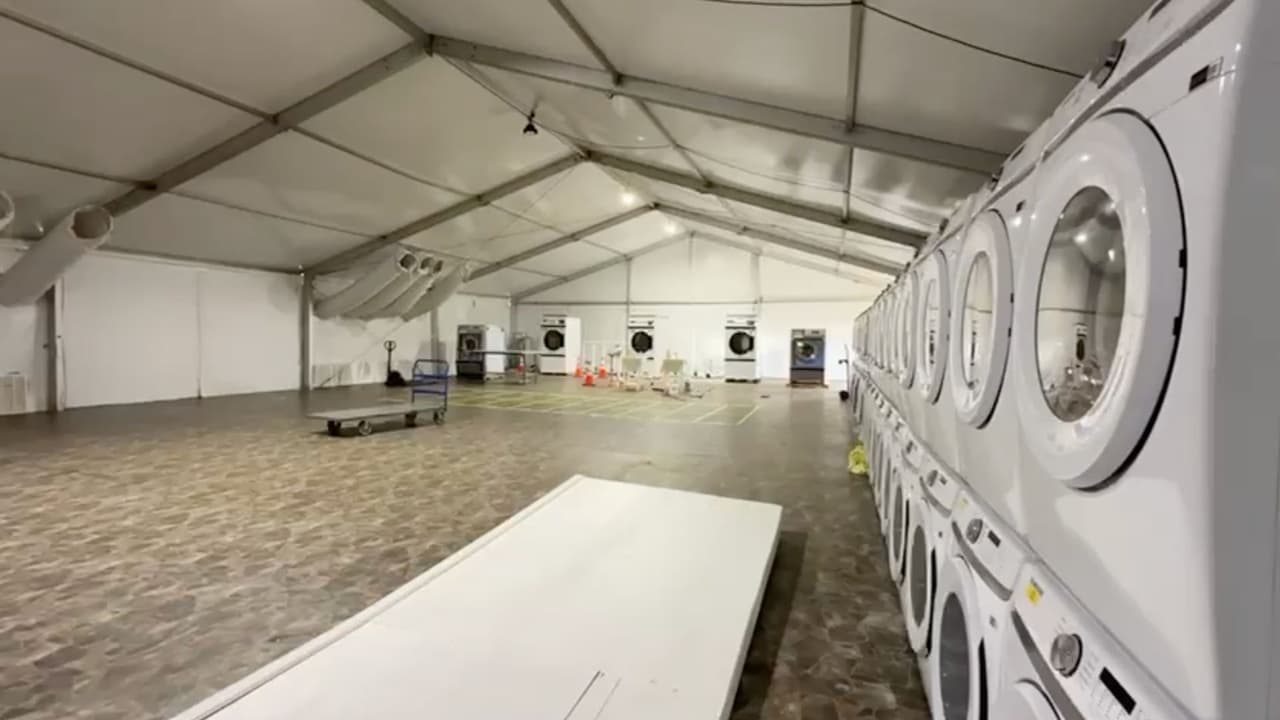 En las instalaciones se fotografiaron lavadoras, secadoras. También había microondas, cafeteras y material de oficinas para mantenerlas operando. Además, había cuartos donde mantenían a los pequeños inmigrantes que iban sin acompañar mientras eran procesados. En estas salas había dibujos y colores. 
<b>El lugar cerró con una ceremonia entre agentes de la Patrulla Fronteriza.</b>