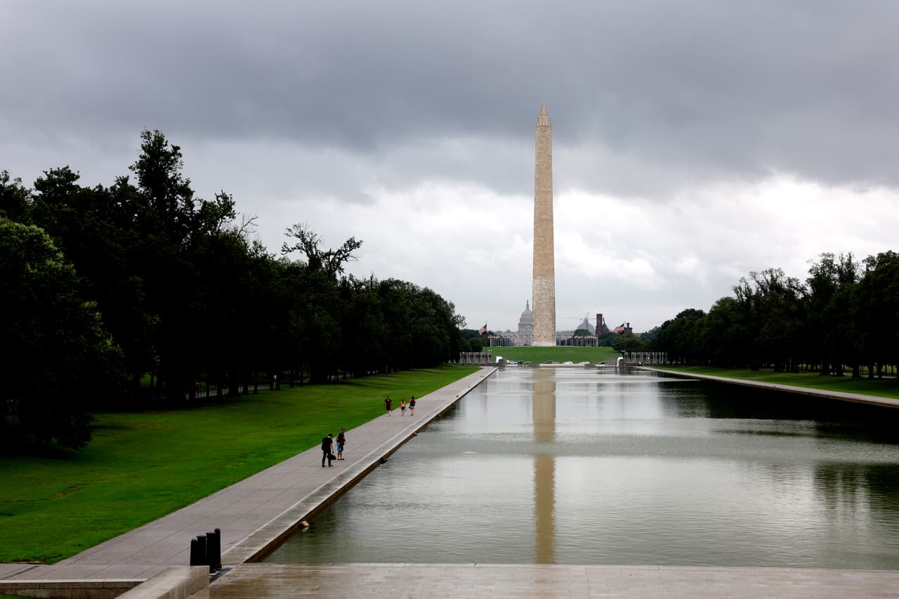 El cielo de la capital del país se iba cubriendo de nubes al paso de las horas.