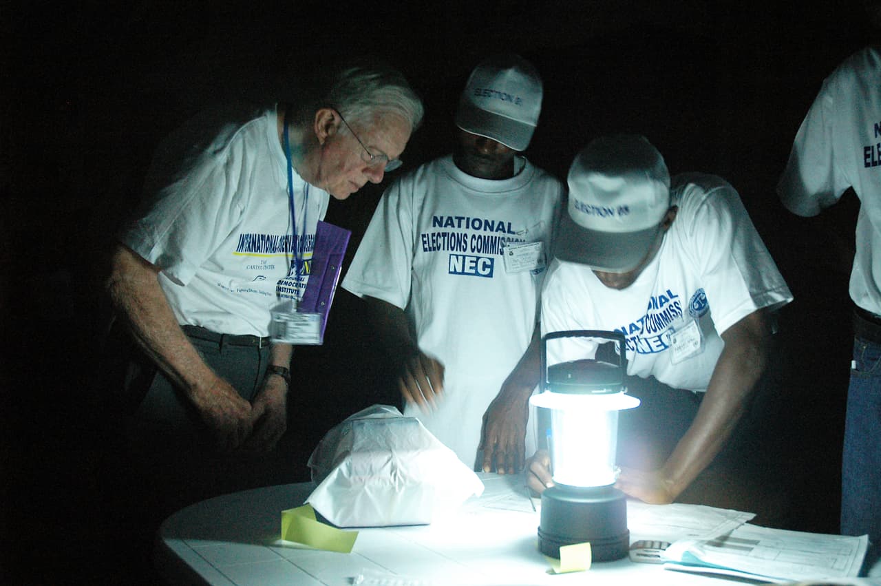 Jimmy Carter como observador electoral en Liberia. 2005.