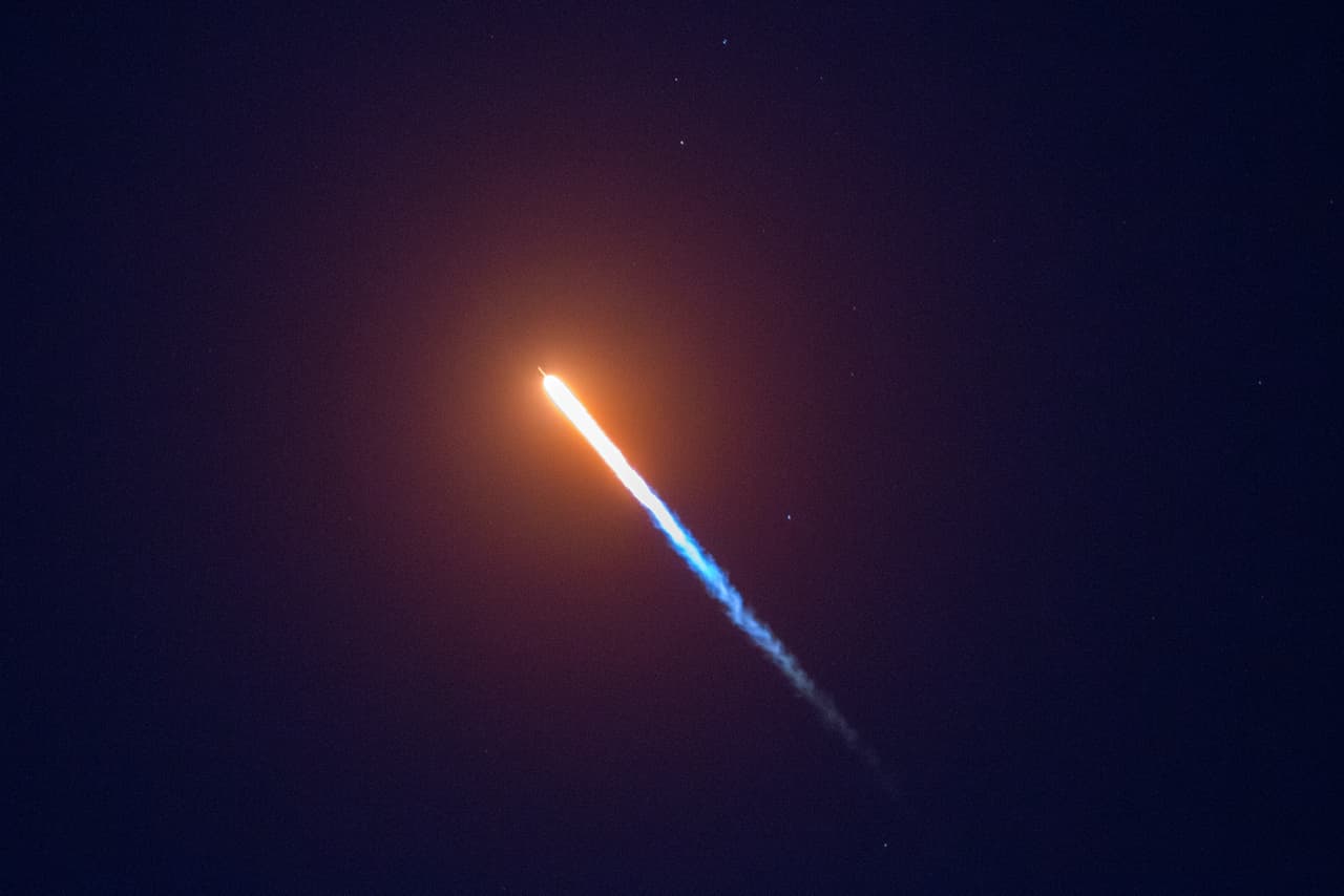 La compañia llevará al multimillonario japonés 
<a href="https://www.univision.com/noticias/tecnologia/spacex-anuncia-que-el-multimillonario-japones-yusaku-maezawa-sera-el-primer-turista-que-viajara-a-la-luna">Yusaku Maezawa alrededor de la Luna</a>, lo que lo convertirá en el primer turista espacial de la historia.