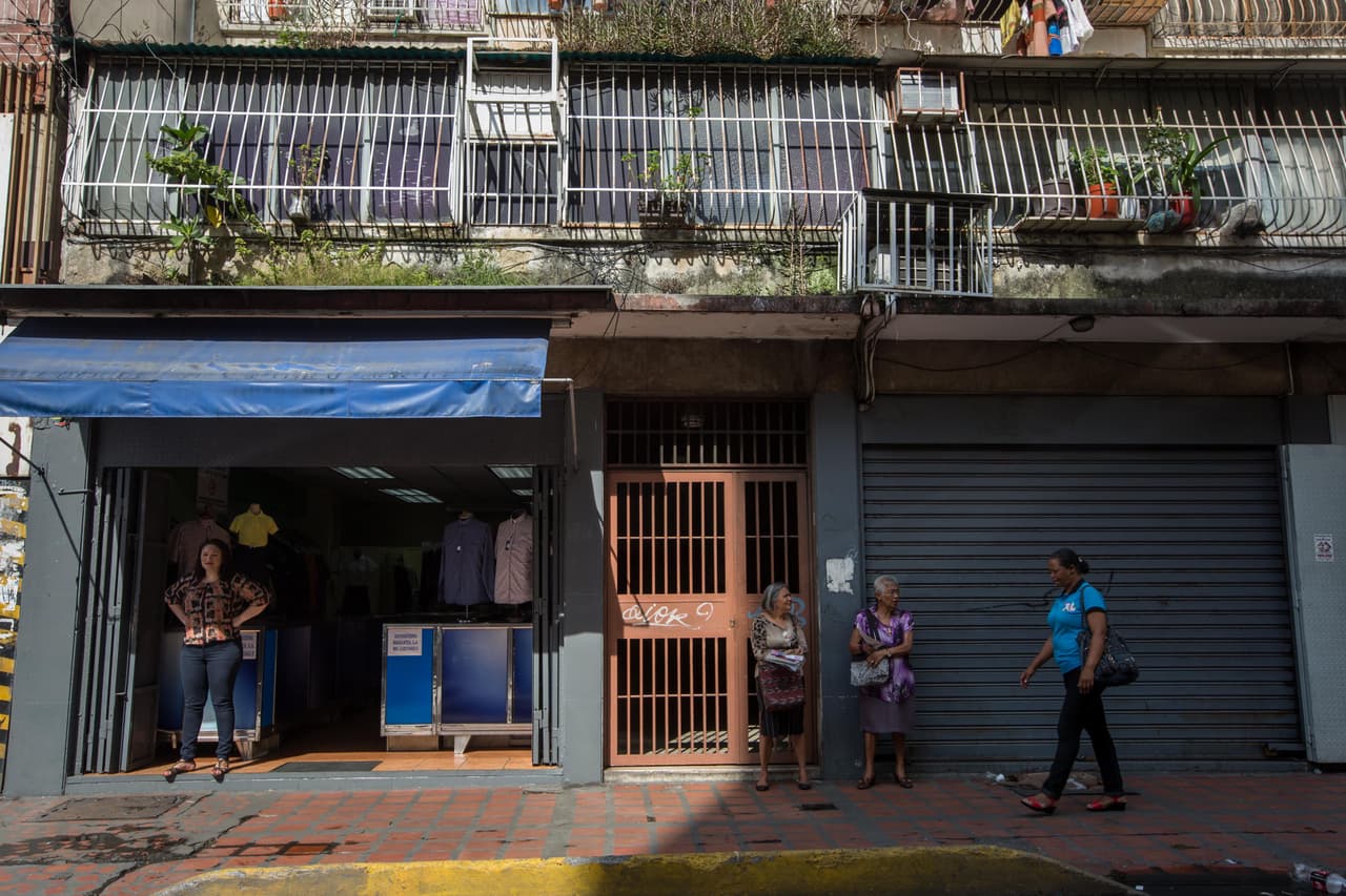 La necesidad y las amenazas del gobierno minimizan el paro de la oposición en Venezuela