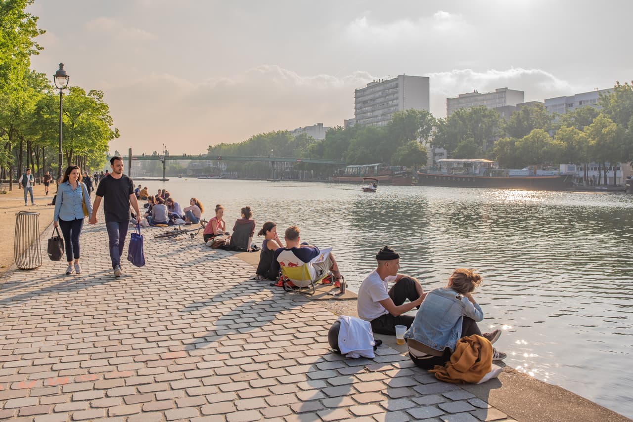 <b>Puesto 10. París, Francia. </b>
<br>
<br>Horas de sol: 
<b>1,662 al año.</b>
<br>
<br>Costo promedio de una botella de agua: 
<b>2.70 dólares.</b>
<br>
<br>Costo promedio de la membresía en un gimnasio: 
<b>49.71 dólares al mes.</b>
<br>
<br>Índice de contaminación: 
<b>65.10 puntos</b>.
<br>
<br>Promedio de horas de trabajo (en el país): 
<b>1,505 al año.</b>
<br>
<br>Porcentaje de obesidad (en el país): 
<b>21.60%</b>.
<br>
<br>Expectativa de vida (en el país): 
<b>81.80 años.</b>