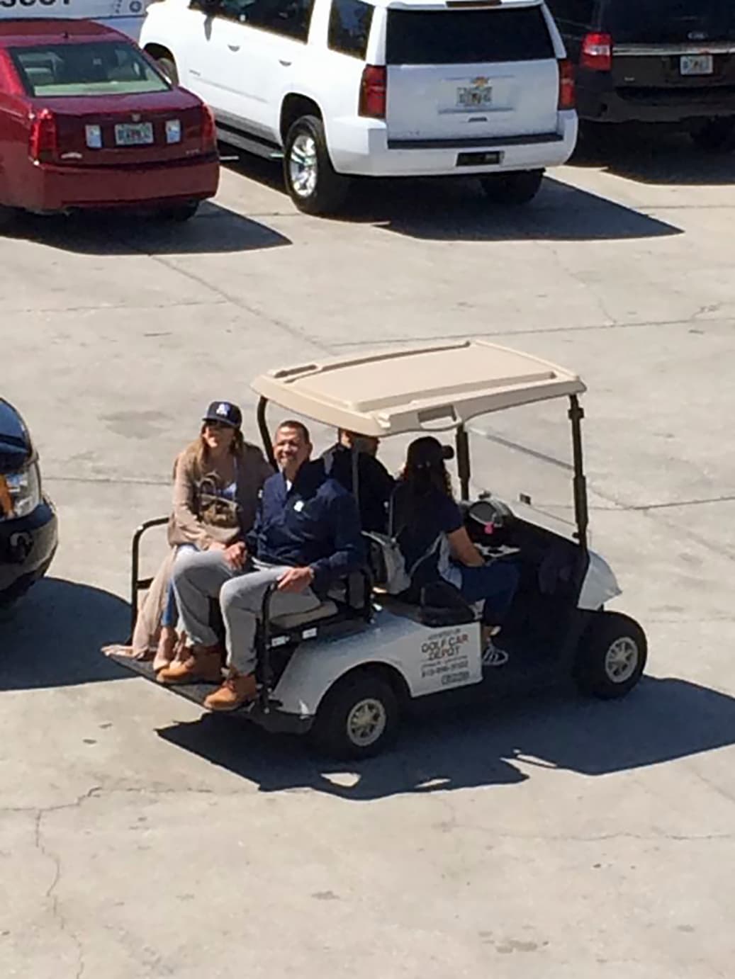 Durante esa semana también se pudo ver a la pareja en Nueva York en la parte trasera de un carrito de golf durante un juego de entretaniento de los Yankees.
