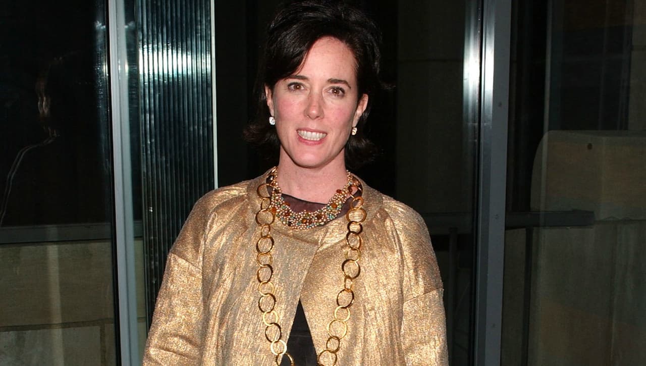 Kate Spade era una reconocida diseñadora que comenzó a destacar en la década de 1980 por sus coloridos accesorios, como carteras y zapatos. La estadounidense pronto logró ganar renombre internacional con sus líneas de ropa y joyería.