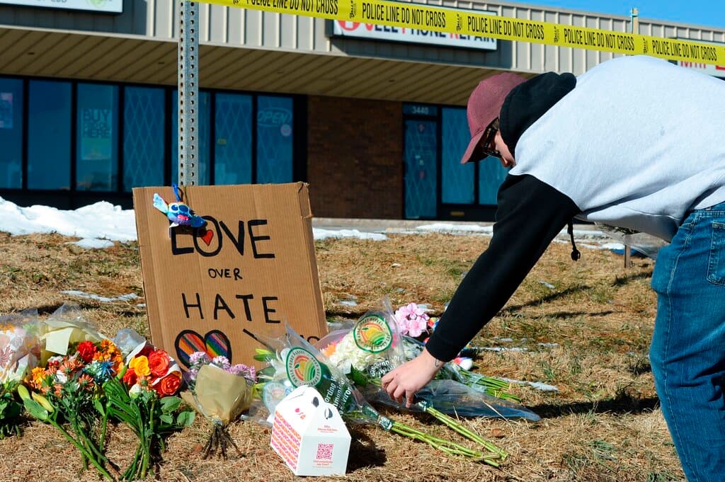Un hombre armado 
<a href="https://www.univision.com/noticias/sucesos/tiroteo-club-gay-colorado-springs-muertos">abrió fuego a última hora de la noche del sábado en un club gay de Colorado</a>, en donde 
<b>mató al menos a cinco personas e hirió al menos 25</b>.