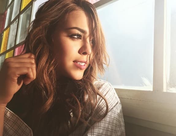 En febrero, Danna Paola publicó el video su sencillo 'Sodio', y aunque en principio lo definió, en entrevista con el 
<b><a href="https://www.excelsior.com.mx/funcion/danna-paola-lanza-sodio-y-el-video-da-mucho-de-que-hablar/1362861" target="_blank">diario Excelsior, </a></b>como "una historia 'random', pero divertida también", más tarde reveló que estaba basado en un hecho real.