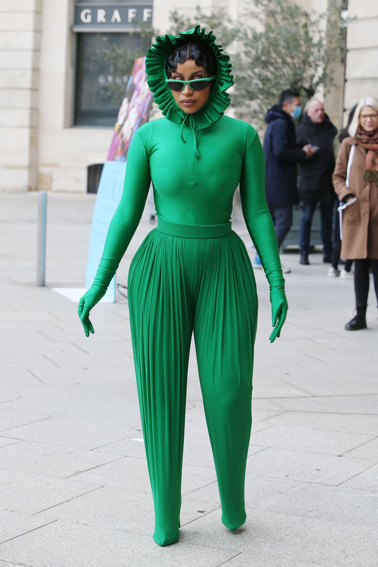 Habitualmente, 
<b><a href="https://www.univision.com/famosos/cardi-b-elimina-su-cuenta-de-instagram-tras-duras-criticas-por-su-grammy-video" target="_blank">Cardi B responde de manera contundente</a></b> a las críticas o burlas que recibe en Twitter. Aunque hasta la tarde del domingo 3 no había dicho algo respecto a su 'look' verde, sí hizo referencia a la noche con el Balenciaga. 
<br>