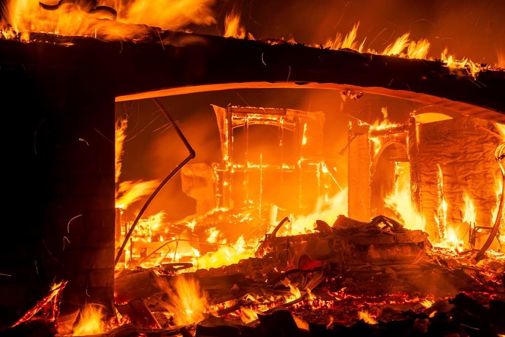 Según los funcionarios de seguridad pública del condado, el incendio Mountain comenzó el miércoles 6 de noviembre, en horas de la mañana, pero su extensión y tamaño aumentó con los Vientos de Santa Ana, que trajeron ráfagas de hasta 80 millas por hora (130 kph). En poco más de 5 horas, el incendio se expandió de menos de media milla cuadrada (1.2 kilómetros cuadrados) hasta alcanzar 16 millas cuadradas (41 kilómetros cuadrados).
