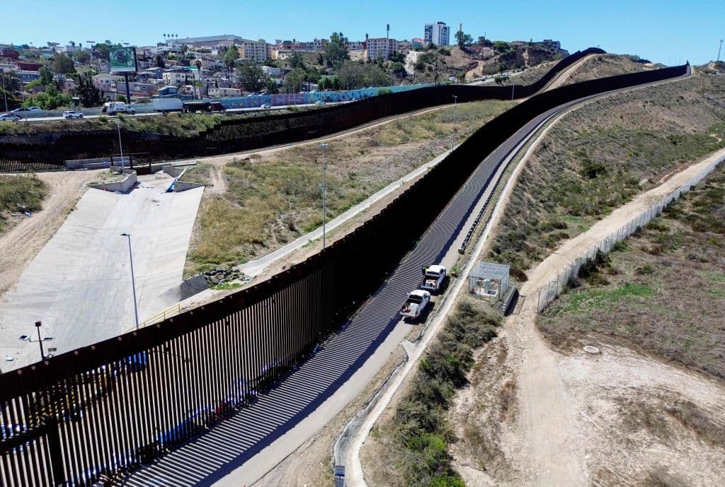 Hay zonas de esta frontera en San Ysidro, donde los patrulleros no divisan ni un alma entre los dos muros que intentan disuadir a los inmigrantes.