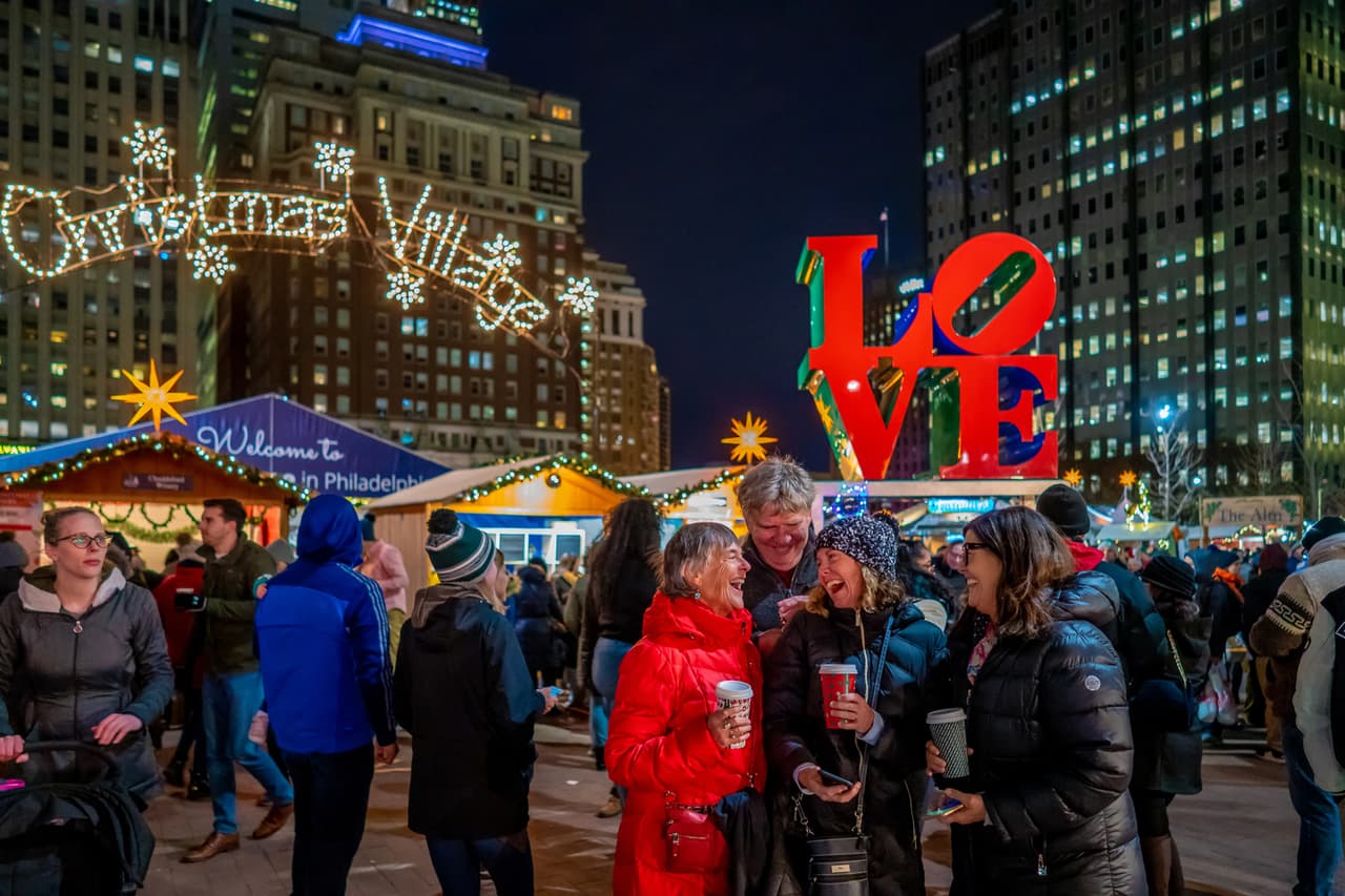 <b><a href="http://centercityphila.org/" target="_blank">Dilworth Park:</a></b>
<a href="http://centercityphila.org/" target="_blank"> </a>Ve al Ayuntamiento para disfrutar de un par de espectáculos navideños. Primero, eche un vistazo a las luces navideñas Deck the Hall, que presenta proyecciones coloridas sincronizadas con efectos de sonido en exhibición en el lado occidental del Ayuntamiento. Luego, diríjase a la vuelta de la esquina hacia el árbol navideño oficial de Filadelfia, un abeto concolor de 45 pies que está adornado con aproximadamente 5,000 pies de LED.📍 
<a href="https://goo.gl/maps/GN3eYAfg2iXPQ3vQ7">1 S. 15th St.</a>
<a href="https://goo.gl/maps/Tn1vj8dw1LmRiQ2o7"> </a>